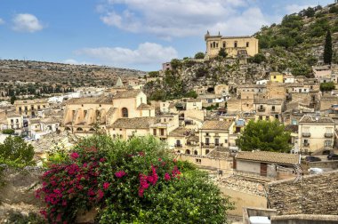 Scicli, İtalya: 09-18-2022: Barok tarzında güzel tarihi binaları olan Scicli 'nin hava manzarası