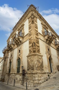 Scicli, İtalya: 09-18-2022: Scicli 'deki güzel barok binası