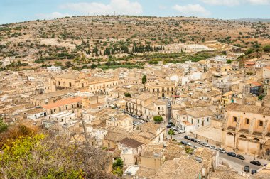 Scicli, İtalya: 09-18-2022: Barok tarzında güzel tarihi binaları olan Scicli 'nin hava manzarası