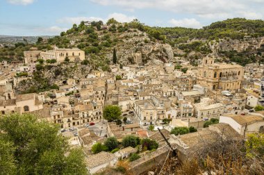 Scicli, İtalya: 09-18-2022: Barok tarzında güzel tarihi binaları olan Scicli 'nin hava manzarası
