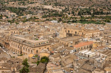 Scicli, İtalya: 09-18-2022: Barok tarzında güzel tarihi binaları olan Scicli 'nin hava manzarası