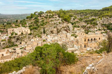 Scicli, İtalya: 09-18-2022: Barok tarzında güzel tarihi binaları olan Scicli 'nin hava manzarası