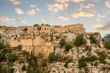 Gün batımında Scicli Manastırı