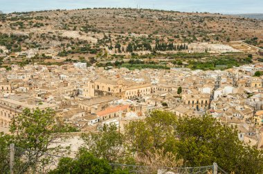 Scicli, İtalya: 09-18-2022: Barok tarzında güzel tarihi binaları olan Scicli 'nin hava manzarası
