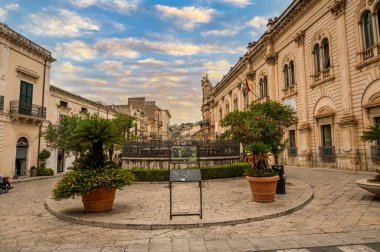 Scicli, İtalya: 09-18-2022: Scicli Belediye Binasının Güzel Meydanı