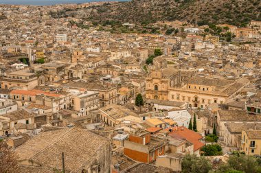 Scicli, İtalya: 09-18-2022: Barok tarzında güzel tarihi binaları olan Scicli 'nin hava manzarası