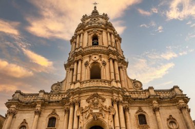 Modica, İtalya: 09-21-2022: Gün batımında Modica 'daki S. Giorgio' nun güzel Duomo 'su