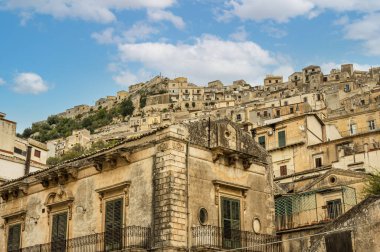 Modica, İtalya: 09-21-2022: Modica 'nın tarihi merkezinin manzarası