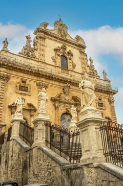 Modica, İtalya: 09-21-2022: Modica 'daki S. Pietro' nun güzel Duomo 'su 