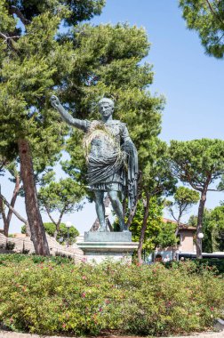 Fano, İtalya - 06-22-2022: Fano 'daki Cesare Augusto heykeli