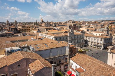 Catania, İtalya - 09-23-2022: Duomo Meydanı ile Catania 'nın merkezinin yüksek açılı görüntüsü