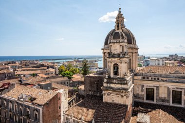 Catania, İtalya - 09-23-2022: Kubbe ve Catania Basilica Katedrali 'nin çan kulesi