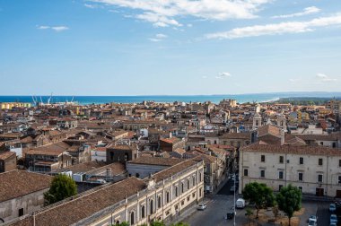 Catania, İtalya - 09-23-2022: Arka planda liman bulunan Catania 'nın hava manzarası