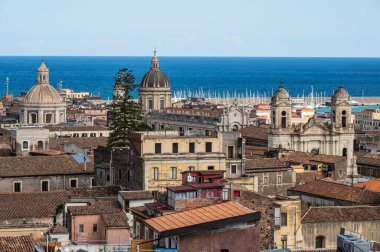 Catania, İtalya - 09-23-2022: Arka planda liman bulunan Catania 'nın hava manzarası