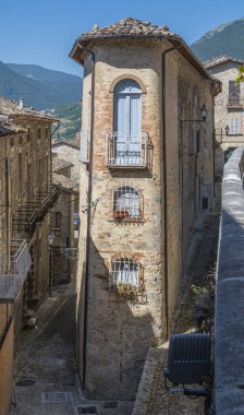 Civitella, İtalya: 06-24-2022: Civitella del Tronto 'nun tarihi merkezinde taş binaları olan güzel sokaklar