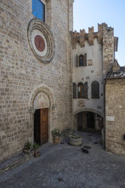 Civitella, İtalya: 06-24-2022: Civitella del Tronto 'nun tarihi merkezinde taş duvarları olan güzel kilise