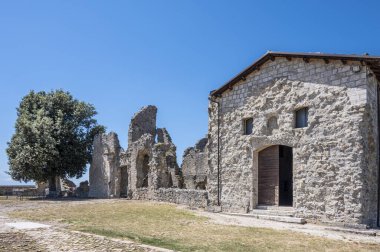 Civitella, İtalya: 06-24-2022 Civitella del Tronto Kalesi 'nin kalıntıları