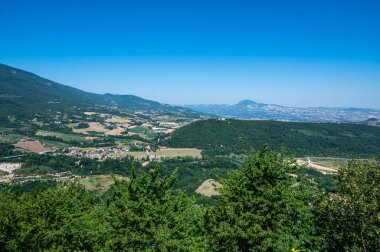 Montesanto 'daki Aziz Maria Manastırı ile Abruzzo tepelerinin görüş açısı.