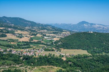 Montesanto 'daki Aziz Maria Manastırı ile Abruzzo tepelerinin görüş açısı.