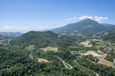İkiz Dağlar ve Abruzzo tepelerinin geniş manzarası.