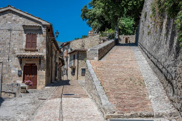 Civitella, İtalya: 06-24-2022: Civitella del Tronto 'nun tarihi merkezinde taş binaları olan güzel sokaklar
