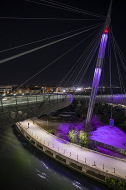 Pescara, İtalya - 06-23-2022: Pescara Denizi üzerindeki güzel köprü gece aydınlandı