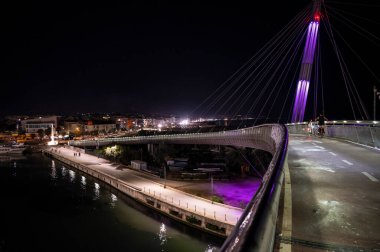 Pescara, İtalya - 06-23-2022: Pescara Denizi üzerindeki güzel köprü gece aydınlandı