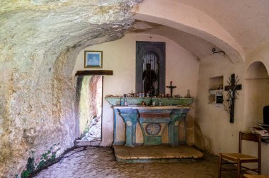 Roccamorice, İtalya - 06-25-2022: Legio 'daki S. Bartolomeo Hermitage' ın küçük sunağı