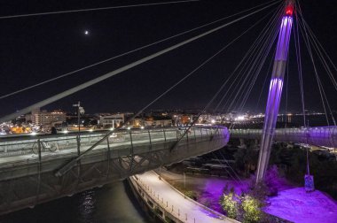Pescara, İtalya - 06-23-2022: Pescara Denizi üzerindeki güzel köprü gece aydınlandı