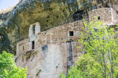 Legio 'daki San Bartolomeo Hermitage' nin panoraması taşlardan yapılmış ve kayaya oyulmuş.