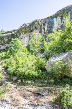 Legio 'daki San Bartolomeo Hermitage' nin panoraması taşlardan yapılmış ve kayaya oyulmuş.