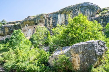 Legio 'daki San Bartolomeo Hermitage' nin panoraması taşlardan yapılmış ve kayaya oyulmuş.
