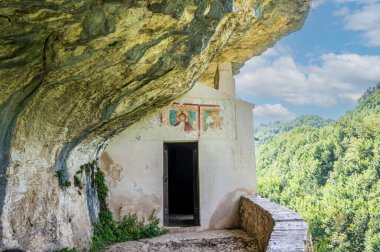 Lejyon 'daki San Bartolomeo Hermitage' nin kayasına oyulmuş cephe.