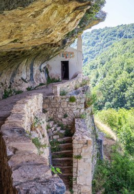 Lejyon 'daki San Bartolomeo Hermitage' nin kayasına oyulmuş cephe.