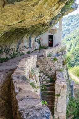 Lejyon 'daki San Bartolomeo Hermitage' nin kayasına oyulmuş cephe.