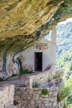 Lejyon 'daki San Bartolomeo Hermitage' nin kayasına oyulmuş cephe.