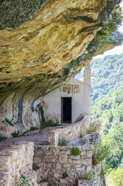Lejyon 'daki San Bartolomeo Hermitage' nin kayasına oyulmuş cephe.