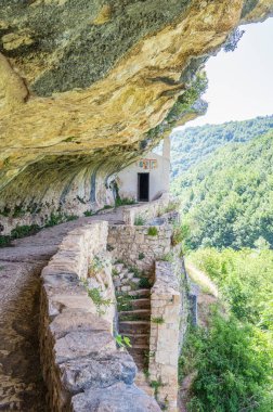 Lejyon 'daki San Bartolomeo Hermitage' nin kayasına oyulmuş cephe.