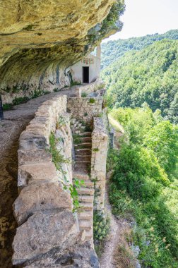 Lejyon 'daki San Bartolomeo Hermitage' nin kayasına oyulmuş cephe.