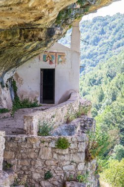 Lejyon 'daki San Bartolomeo Hermitage' nin kayasına oyulmuş cephe.