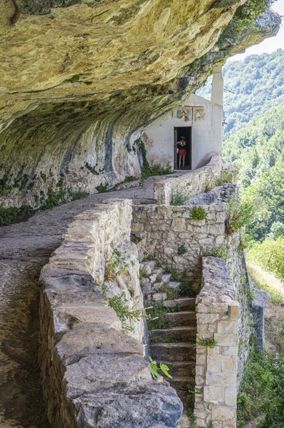 Lejyon 'daki San Bartolomeo Hermitage' nin kayasına oyulmuş cephe.