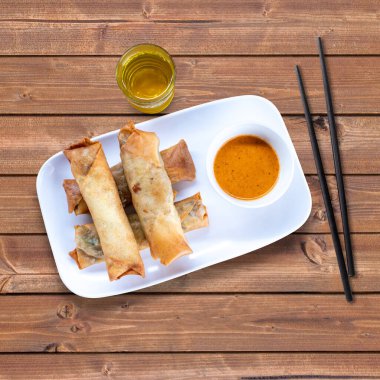 Gazoz ve çubuklu börek. Çin yemeği.. 