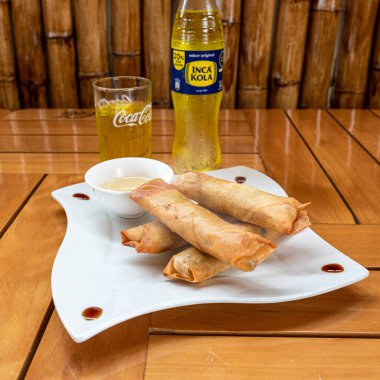 Sebzeli tavuk dürümü ve meşrubat. Chifa.