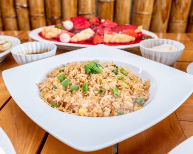 Doğu büfesi. Chifa, wuantan, sebze, tavuk, teriyaki, teppanyaki, şoförlü pirinç, domuz eti, tipakay, kurutulmuş et ve havaalanı..