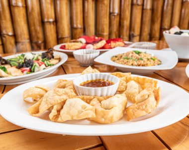Doğu büfesi. Chifa, wuantan, sebze, tavuk, teriyaki, teppanyaki, şoförlü pirinç, domuz eti, tipakay, kurutulmuş et ve havaalanı..