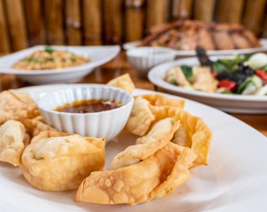 Doğu büfesi. Chifa, wuantan, sebze, tavuk, teriyaki, teppanyaki, şoförlü pirinç, domuz eti, tipakay, kurutulmuş et ve havaalanı..