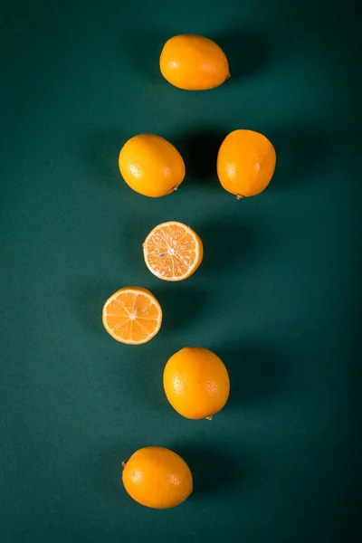 Naranjas Jugosas Maduras Frescas Sobre Fondo Azul — Foto de Stock