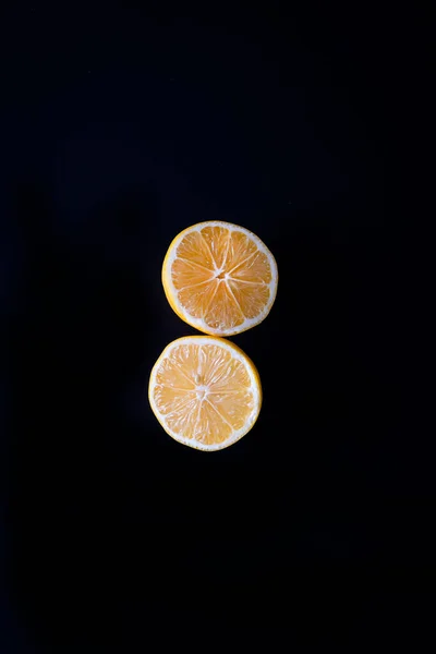 Лимонні Шматочки Чорного Дерев Яного Фону Свіжі Жовті Лимони Чорному — стокове фото