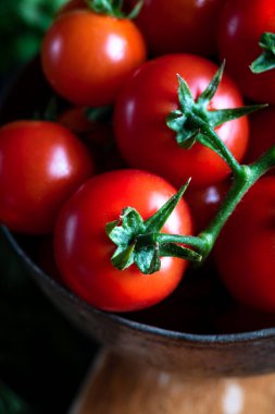 Eski kasede taze vişneli domates. Yakın çekim görünümü. 