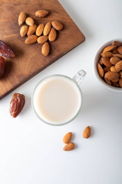 Badem sütü, badem ve kırmızı hurma. Üst görünüm.